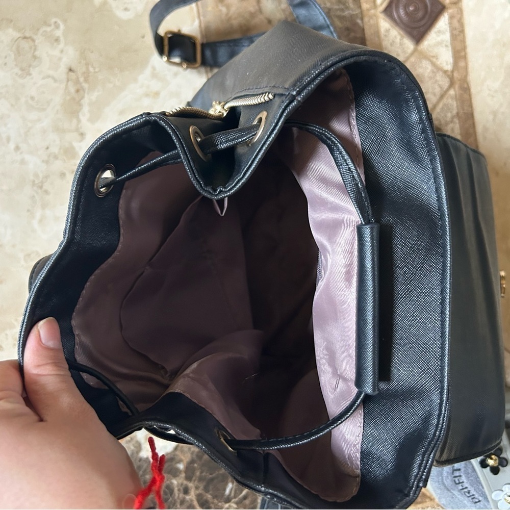 Elegant Black Backpack ๐ฅ - Picture 3 of 5